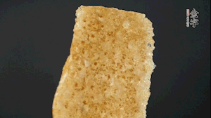 油炸豬皮冷水泡發(fā)，切成菱形。