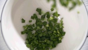 韭菜洗凈，切粒。
