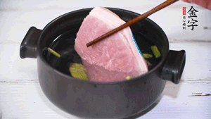 整塊豬肉，加蔥、姜片、料酒焯水。