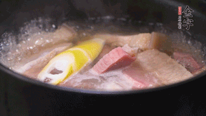 火肉、豬肉加料酒、清水大火煮開后，加入春筍小火慢燉40分鐘，出鍋前撒蔥花即可。