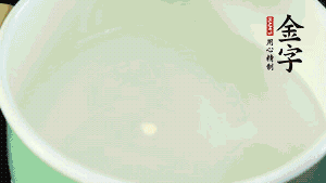 鍋中盛涼水，放入汆燙好的鴿子、火腿片、生姜片。
