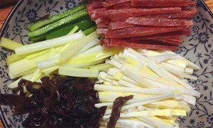黑木耳泡發(fā)，黑木耳、韭黃、雷筍、青椒切成絲。