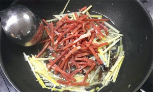 火腿絲、筍絲、黑木耳絲汆水后，瀝干。