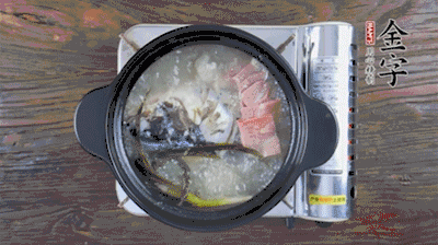 放豆腐、海鮮菇繼續(xù)中小火煮5分鐘。