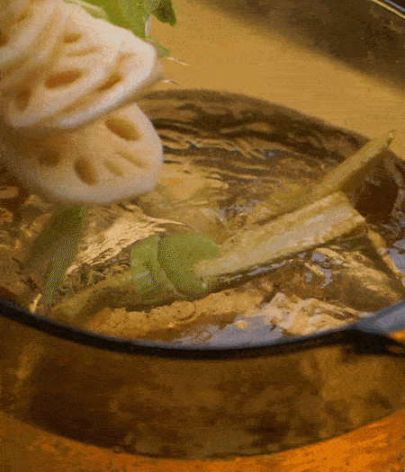 把玉米筍（對(duì)半切開）、西芹（切斜片）、蓮藕（切片），放入開水鍋內(nèi)，加點(diǎn)少許鹽、油，汆燙2分鐘。