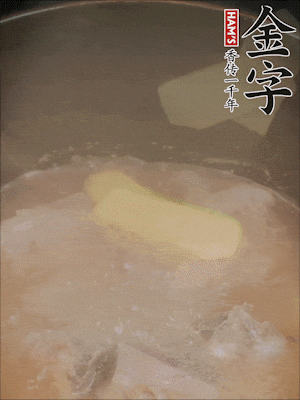 排骨洗凈，加生姜、黃酒焯水，溫水洗凈備用。