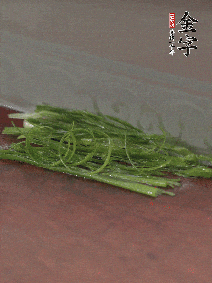 生姜切薄片，紅椒切細(xì)絲，小蔥蔥綠切細(xì)絲，泡入冰水中保持新鮮。