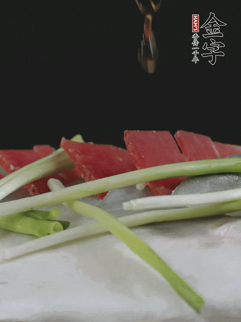 蔥白置于魚身，放適量豌豆，淋上花雕酒。
