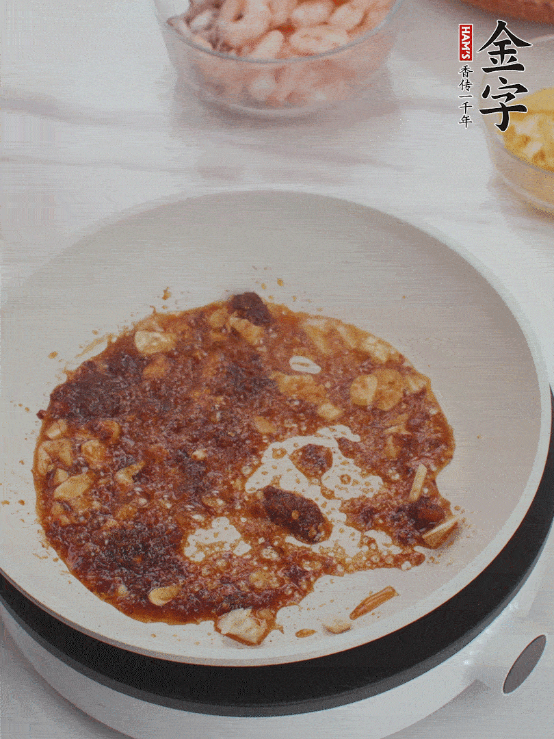 冷鍋熱油，1大勺金字火腿XO醬、蒜末炒香，倒粉絲一起炒。