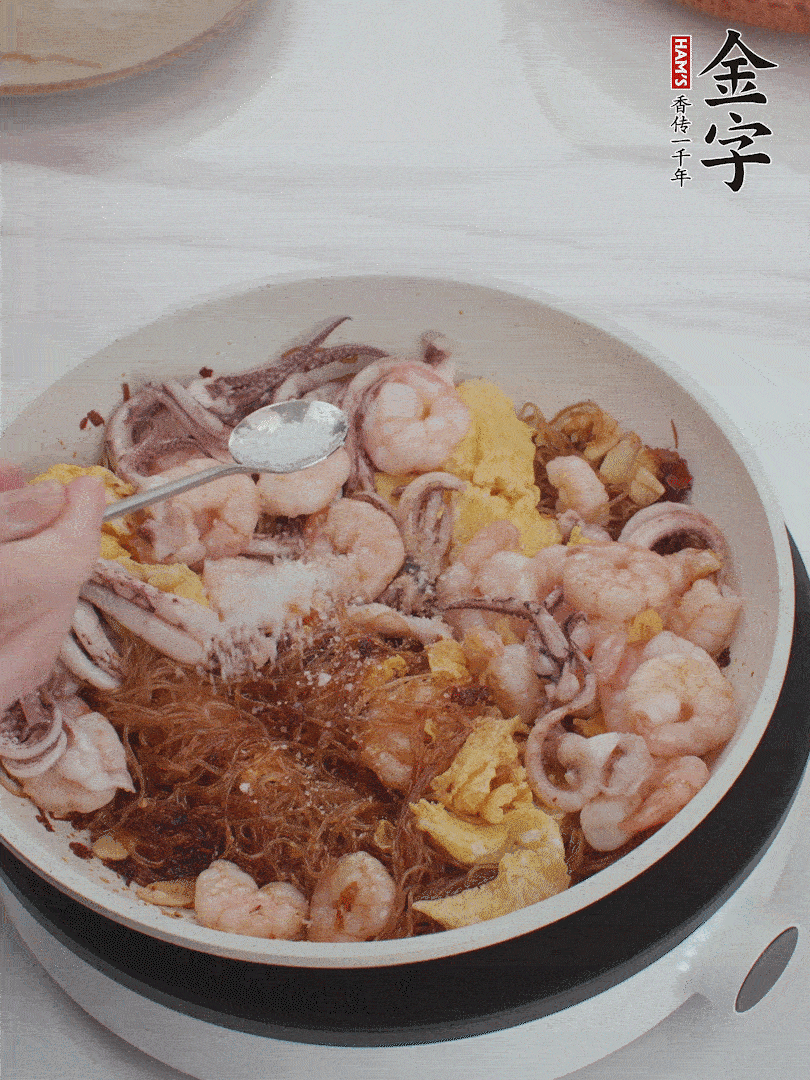 加雞蛋，蝦仁，魷魚混合。