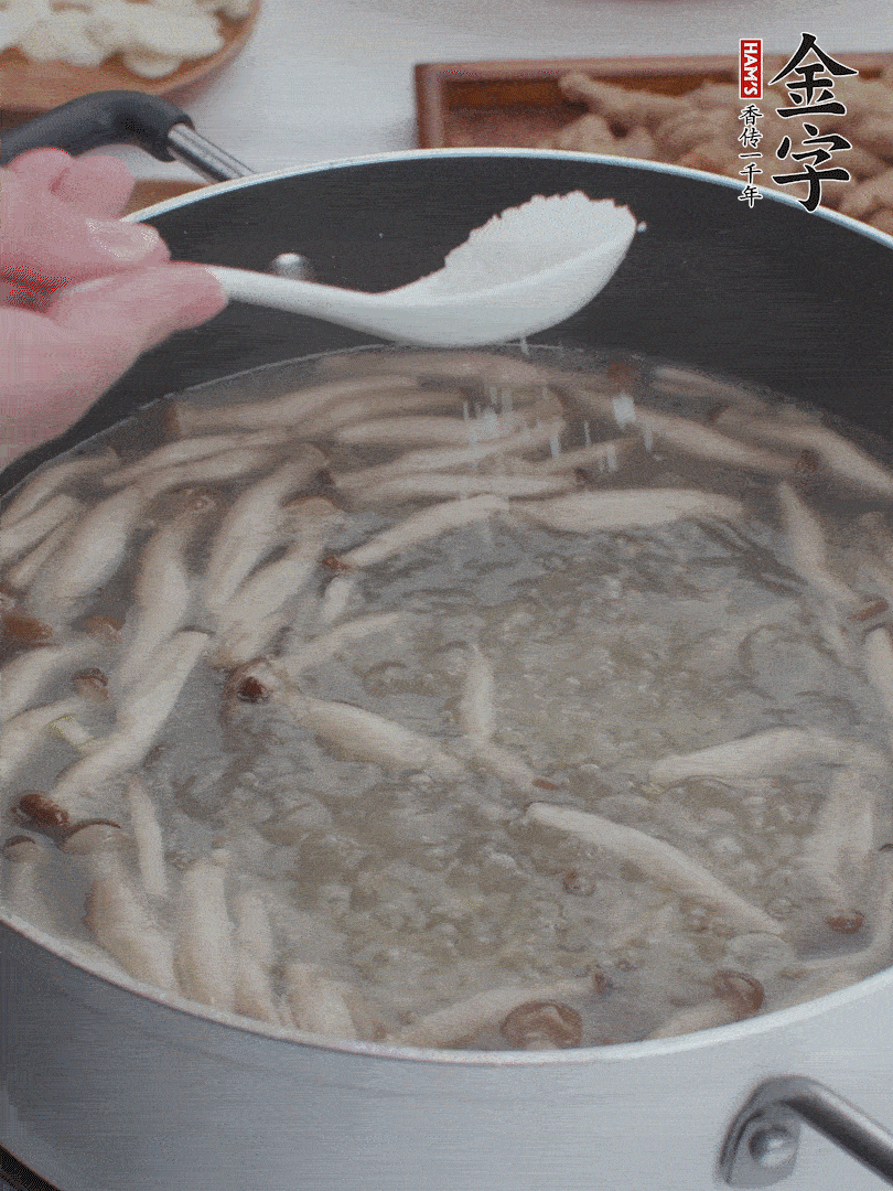 1勺鹽、一點(diǎn)胡椒粉調(diào)味。