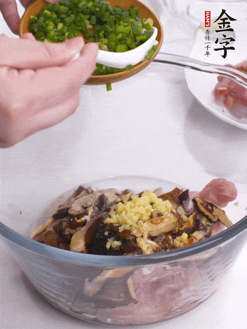 雞肉、香菇混合，加清水1/3杯、料酒1勺、蠔油1勺、鹽1勺、糖1/4勺、白胡椒1/4勺、食用油1勺、香油1/4勺、姜末、蔥花，攪拌均勻腌制2小時。