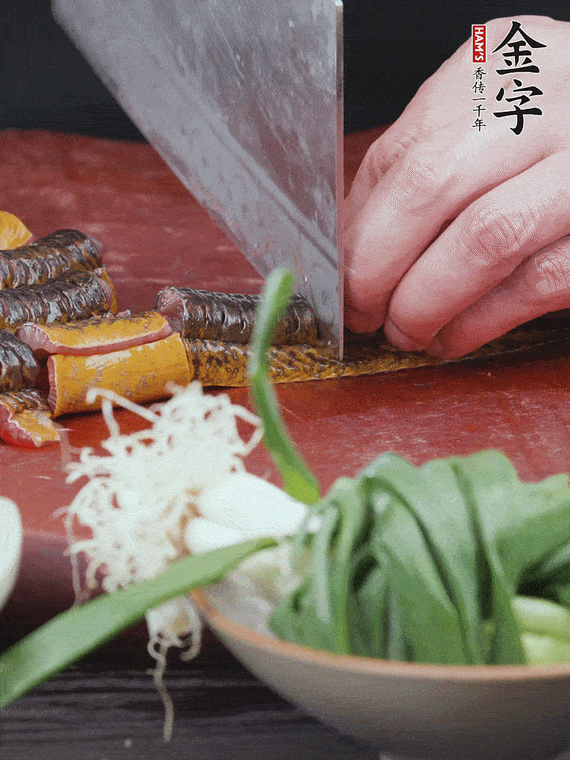 黃鱔去內(nèi)臟洗凈，切花刀斬段。沸水下鍋，加黃酒焯水去血沫。