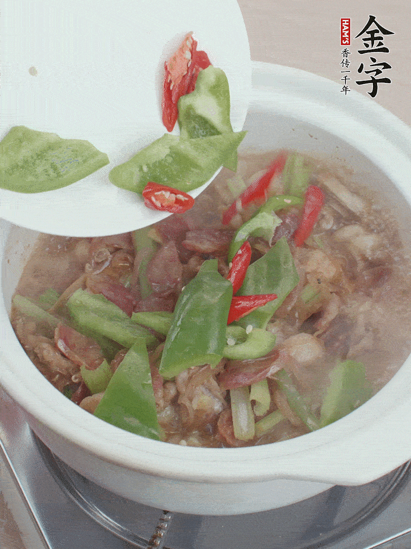 下綠菜椒，翻炒1分鐘。