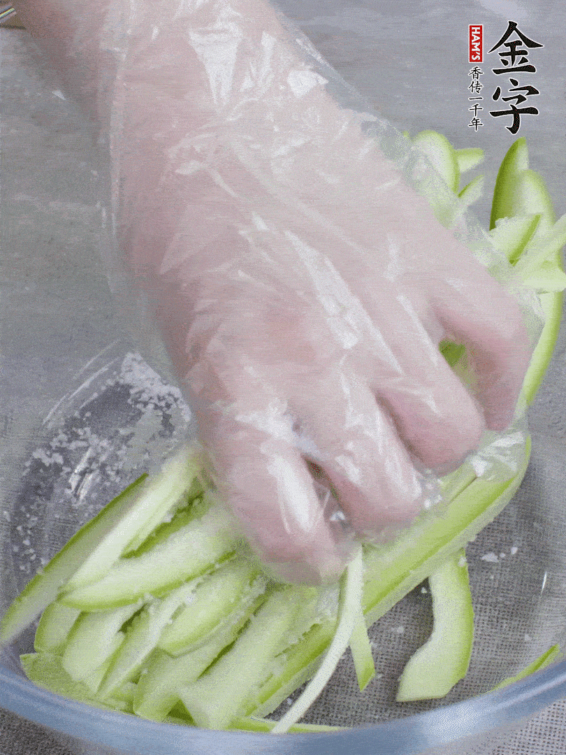 加鹽腌制15分鐘，清洗后擠干水份。