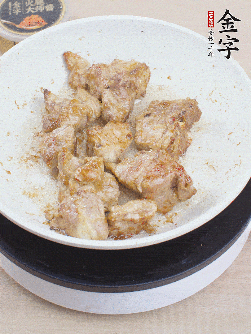 油4成熱，下小排煎炒至邊緣微微發(fā)焦。