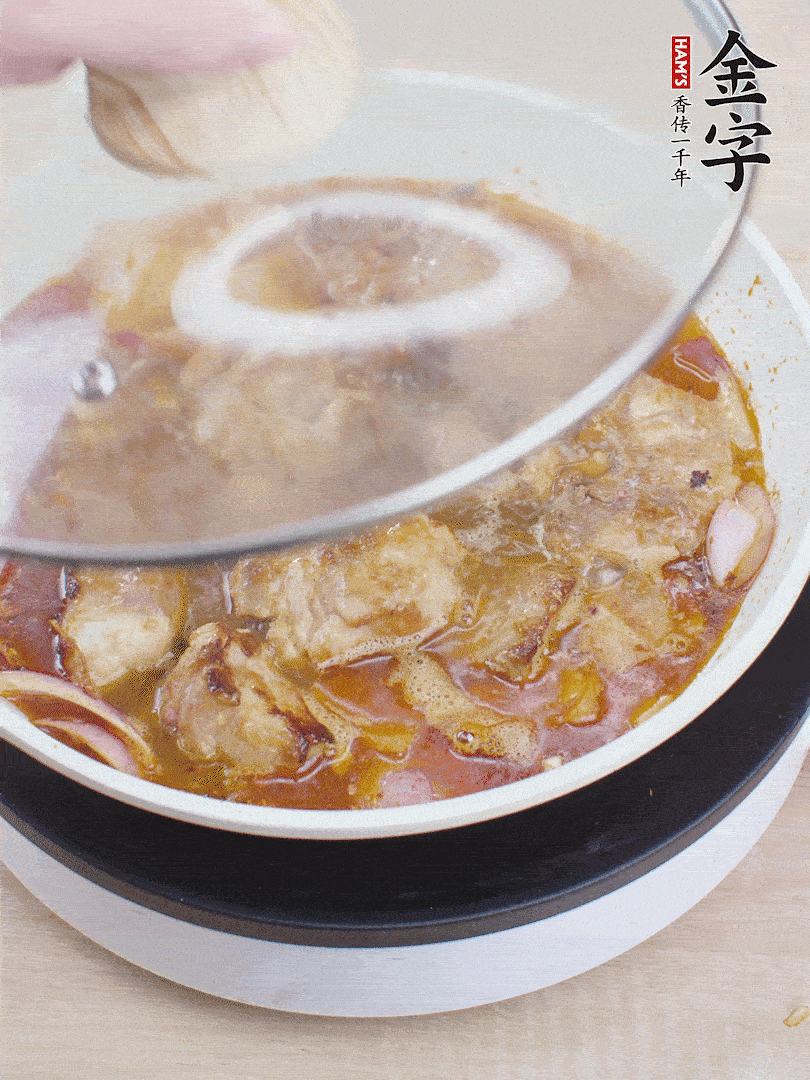 下小排翻炒，加1勺生抽、1點白砂糖和少許水燜2分鐘。