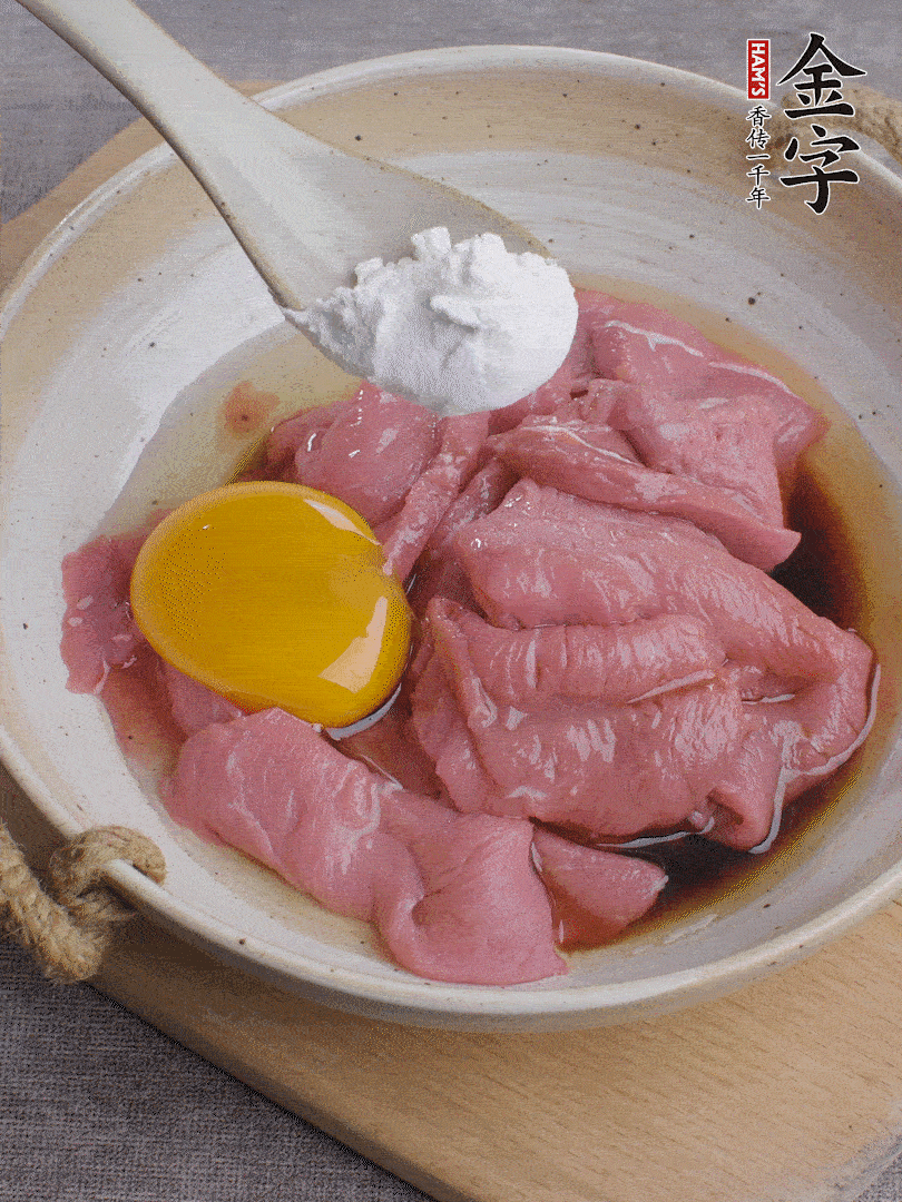 牛肉切片，雞蛋1個、水2勺、料酒1/2勺、生抽1/2勺、生粉1勺腌15分鐘。