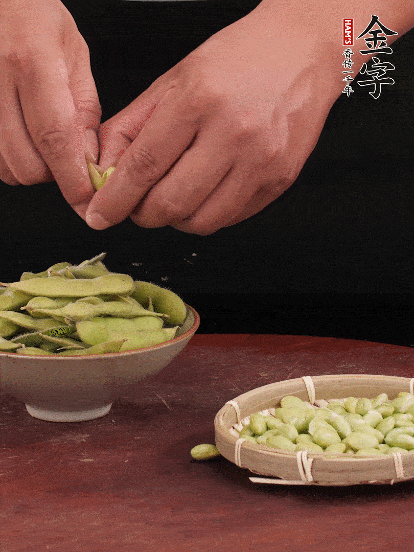 新鮮毛豆剝殼。