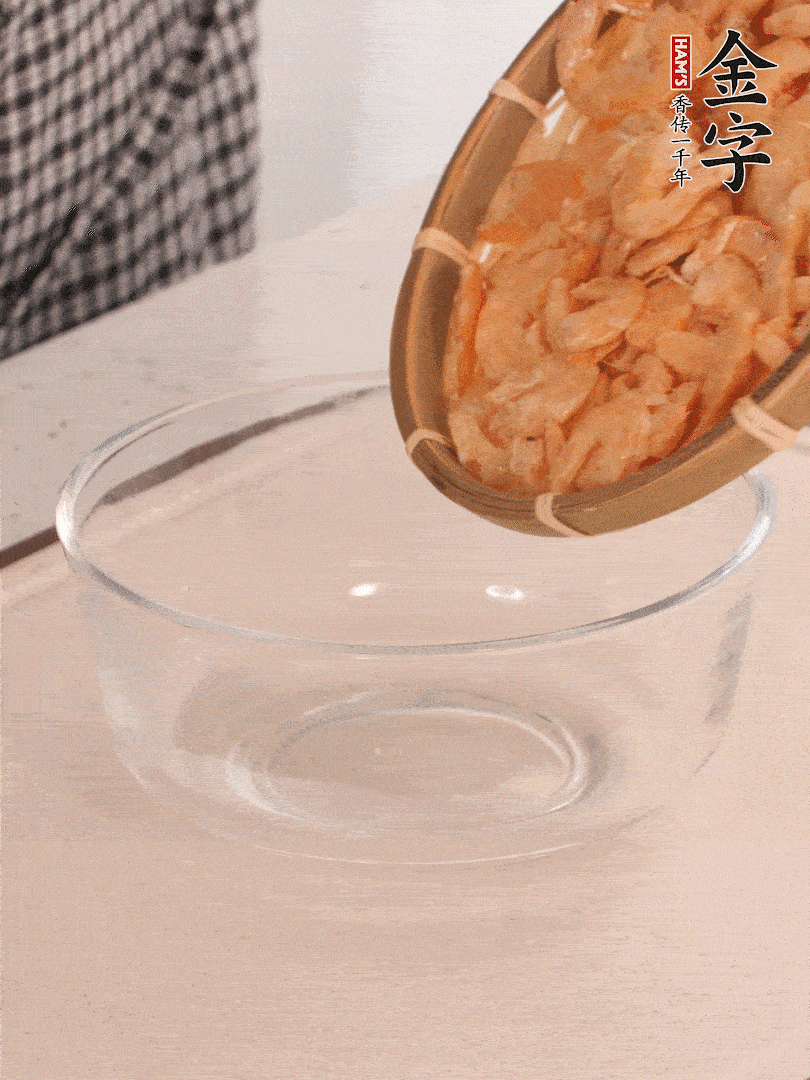 海米提前用溫水浸泡一會。