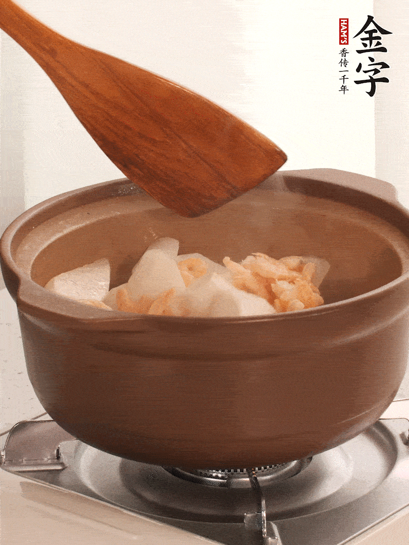 放白蘿卜、海米煸炒1-2分鐘，白蘿卜一定要先炒過再燉湯，香味更足。