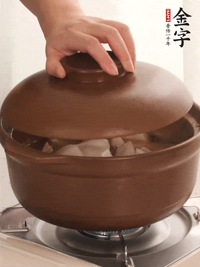倒沒過食材的熱水，大火燒開。蓋上蓋子轉(zhuǎn)中小火，燉15-20分鐘。等蘿卜煮到喜歡的軟爛度就可以關(guān)火。