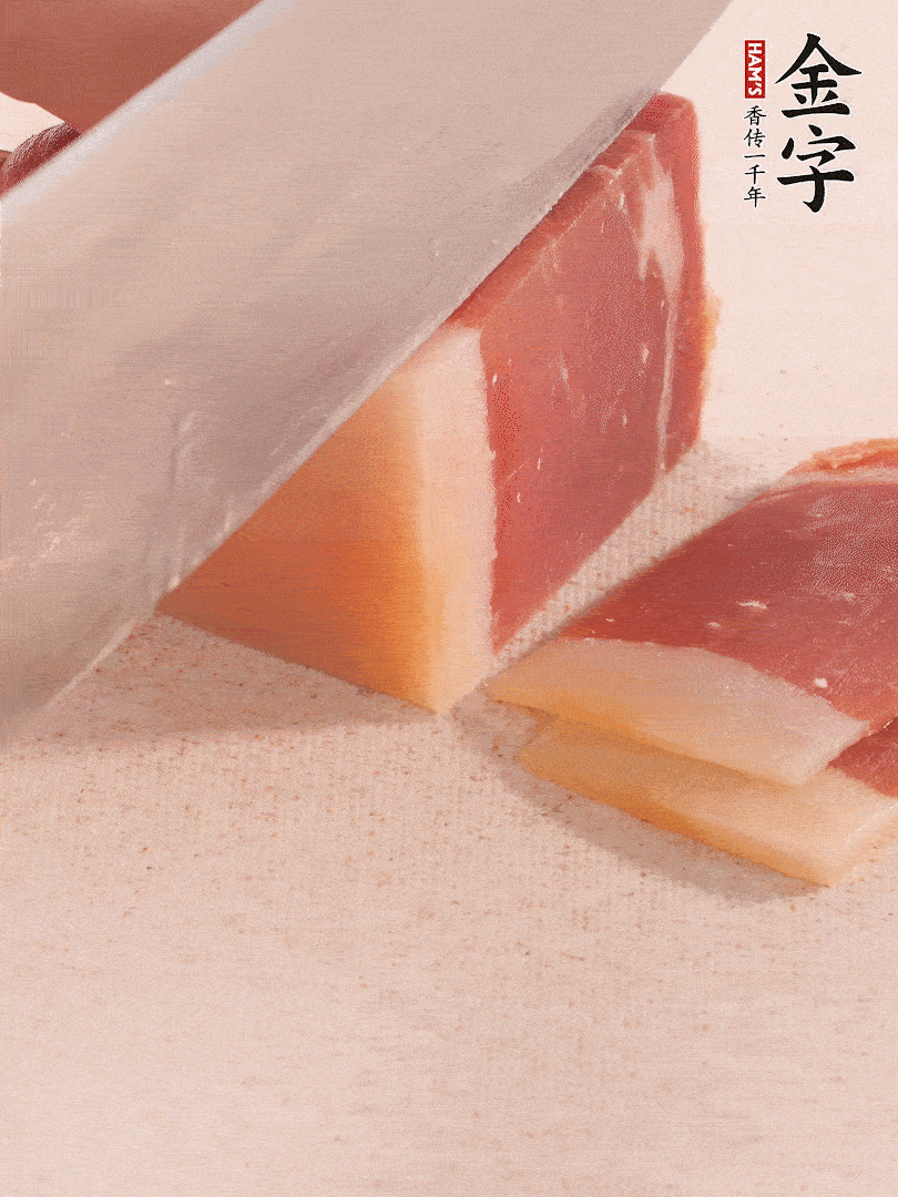 金字火腿切片，溫水浸泡5分鐘。
