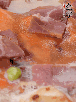 放適量料酒、清水煮到沸騰，再下蟹塊燜煮8分鐘。