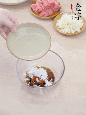 熱油起鍋，五花肉煸出油脂，表面微微發(fā)黃。