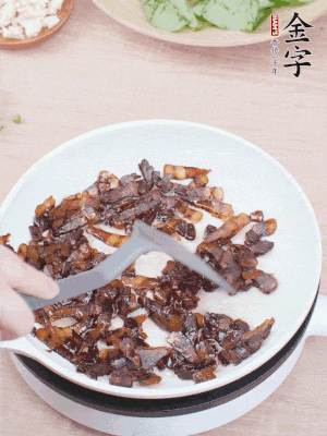 起鍋熱油，煸香醬油肉，撥拉到一邊。