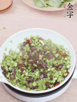 1勺生抽、1勺蠔油、1點(diǎn)點(diǎn)白糖調(diào)味。