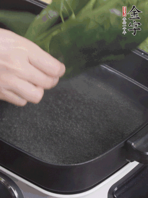 粽葉入沸水煮1分鐘，翻面再煮1分鐘，清洗干凈加水浸泡。