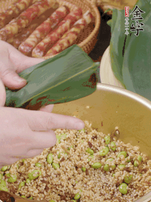 粽葉往下折，完全蓋住，兩側(cè)捏緊。