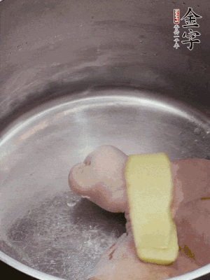 撈出洗凈后，加蔥姜、黃酒二遍焯水。
