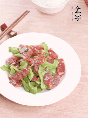 一小撮糖調(diào)味。