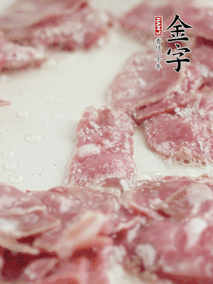 炒鍋熱油，下培根火腿煸炒。