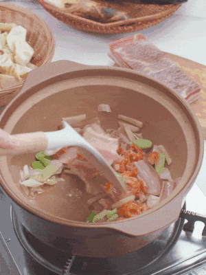 砂鍋中倒入油，放入姜片、蔥段、咸肉、海米炒出香味。