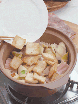依次下春筍、豆腐，開水沒(méi)過(guò)食材。