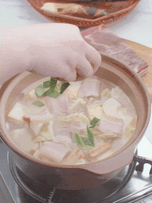 一小撮鹽、糖、雞精調(diào)味，最后撒點(diǎn)蒜葉點(diǎn)綴。