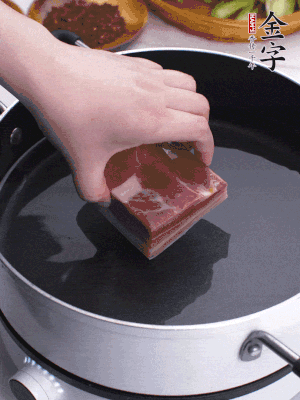 金字淡咸肉冷水入鍋煮15分鐘。