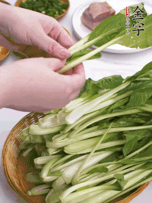 小青菜掰成一片片。