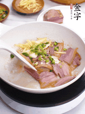 咸肉入鍋里煎至微金黃，下蔥姜蒜，撒幾顆花椒。