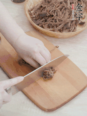 干茶樹菇浸泡過夜，去老根焯水，擠干水份。