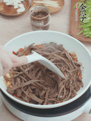 下茶樹菇煸炒4分鐘。