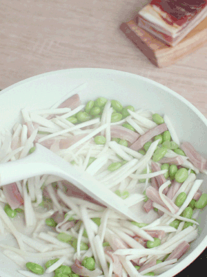 下茭白絲、青豆翻炒。
