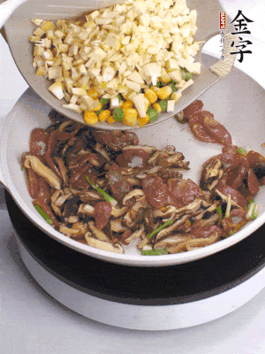 鍋里熱油，爆香蔥白，下香腸片炒至微微出油，加時蔬粒、香菇粒、春筍粒翻炒均勻。