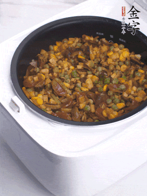 電飯煲按煮飯鍵，出鍋撒蔥花。