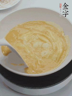 2個雞蛋炒散。