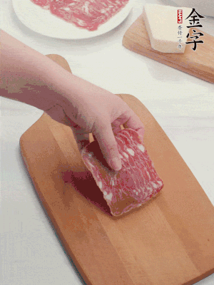 金字培根火腿改刀切小片；白洋蔥切??；新鮮豌豆剝殼。