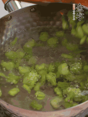 鍋中水沸，放一撮鹽，下蠶豆豆瓣焯3分鐘，下百合，3秒撈出，一起撈出瀝水。